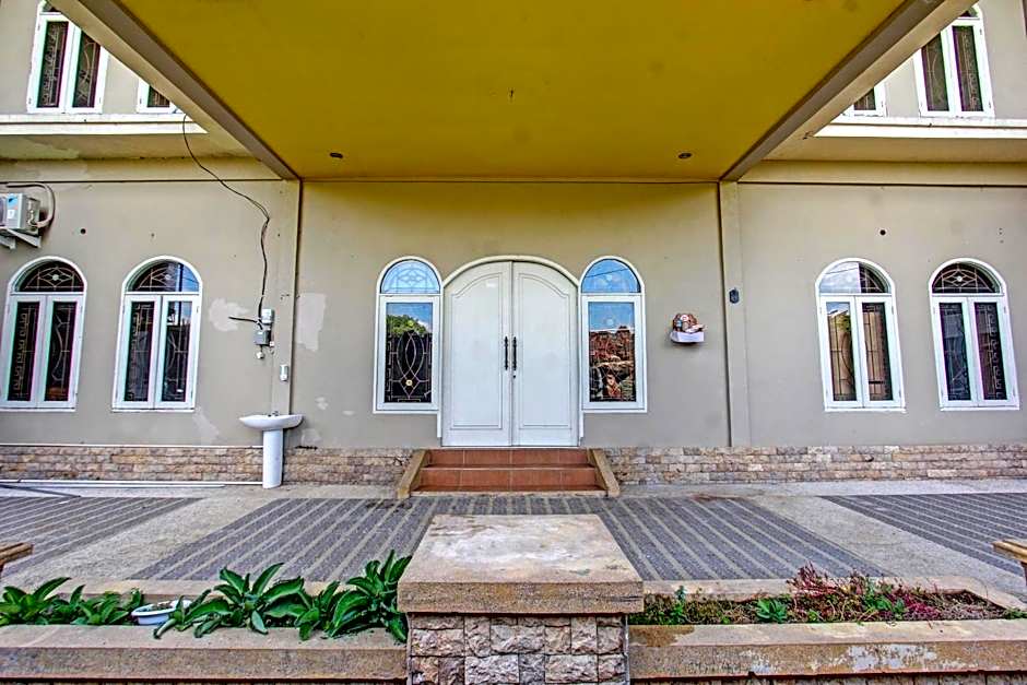 OYO 91739 Ayu Bypass MansionNearBundaran Gerung