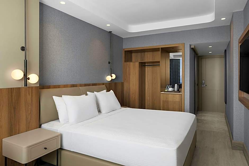 Photo 1 of 9 of Standard 1 King Bed, Partial Sea View