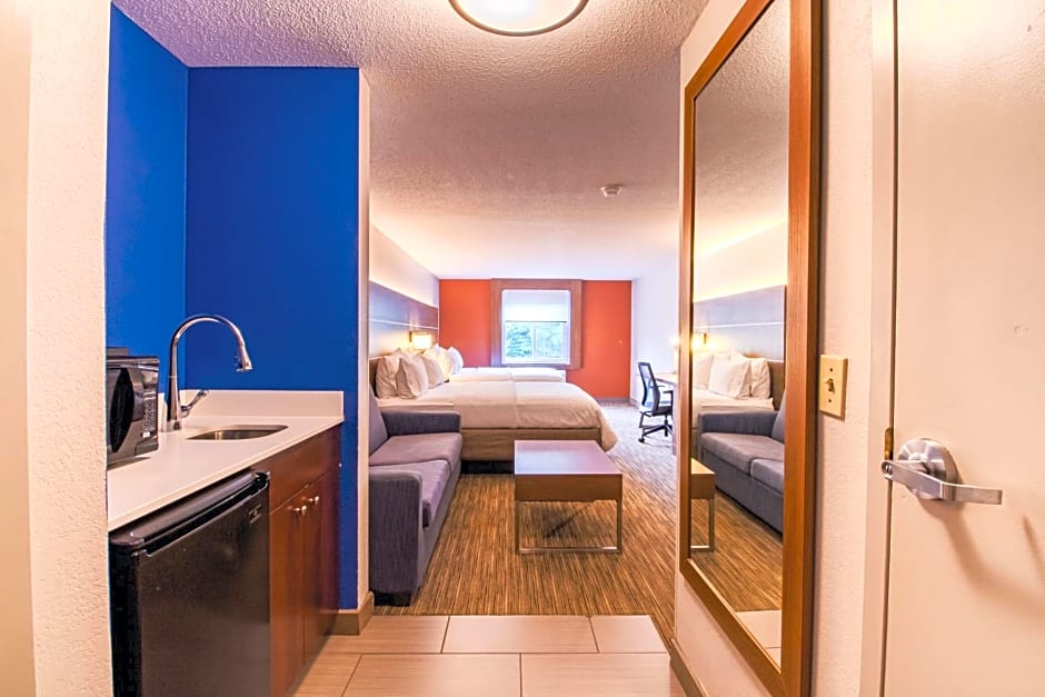 Holiday Inn Express & Suites LINCOLN EAST - WHITE MOUNTAINS