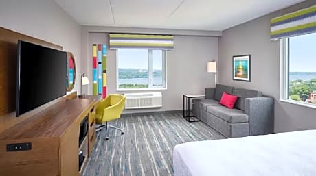 1 King Mobility/ Hearing Access W/ Tub