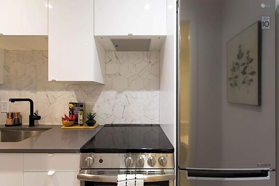 Palms Little Italy Studio with full bathroom by Denstays