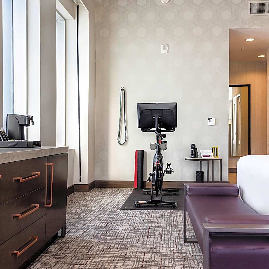 H Hotel Los Angeles, Curio Collection by Hilton