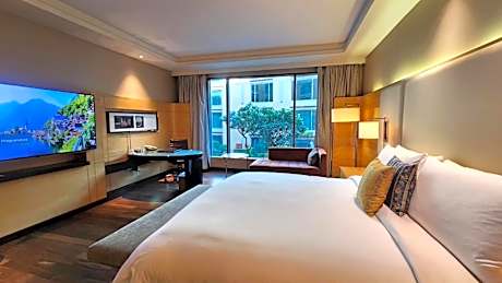 Luxury Suite with Bathtub, Executive Lounge Access, and Daily INR 1,000 Hotel Credit