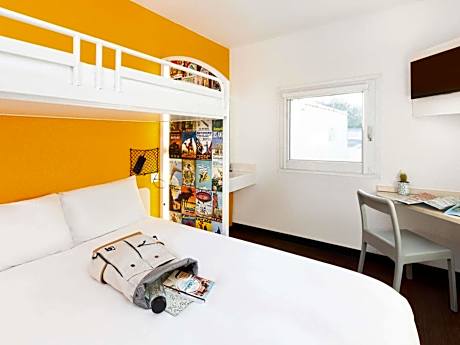 Break Room with Double Bed and Extra Bed