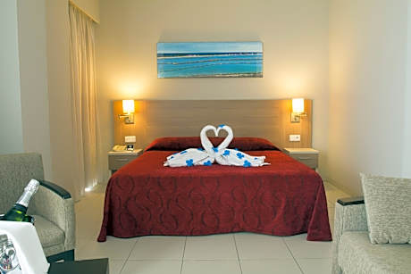 JUNIOR SUITE (2 ADULTS + 2 CHILDREN)