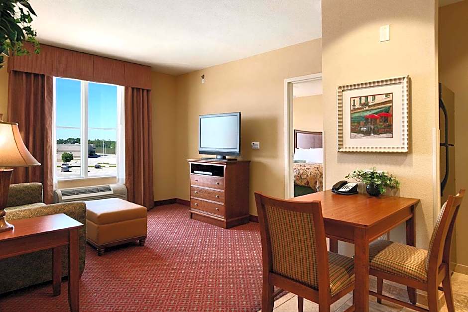 Photo 1 of 4 of 1 King Bed and 2 Queen Beds Suite, Hearing/Mobility Accessible, Bathtub