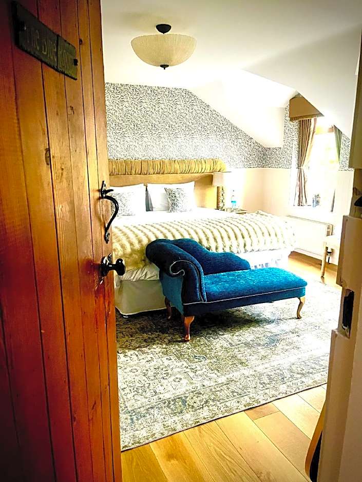 Photo 1 of 4 of Blue 1 King Bed, Bathtub