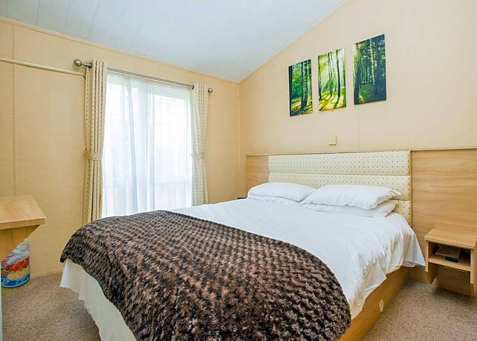 Paradise Lakeside Lodges