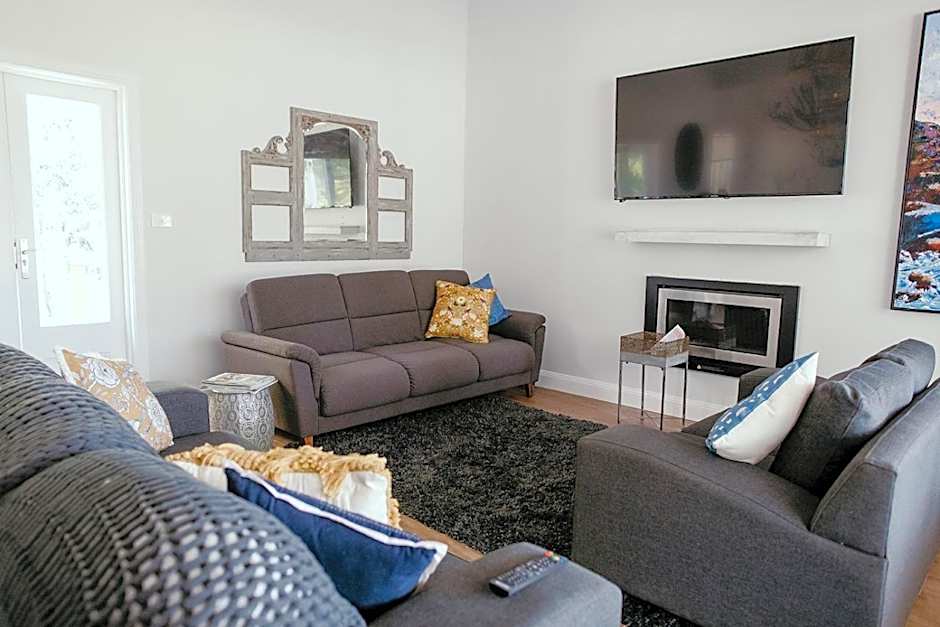 One Bedroom Cottage with Shared Pool