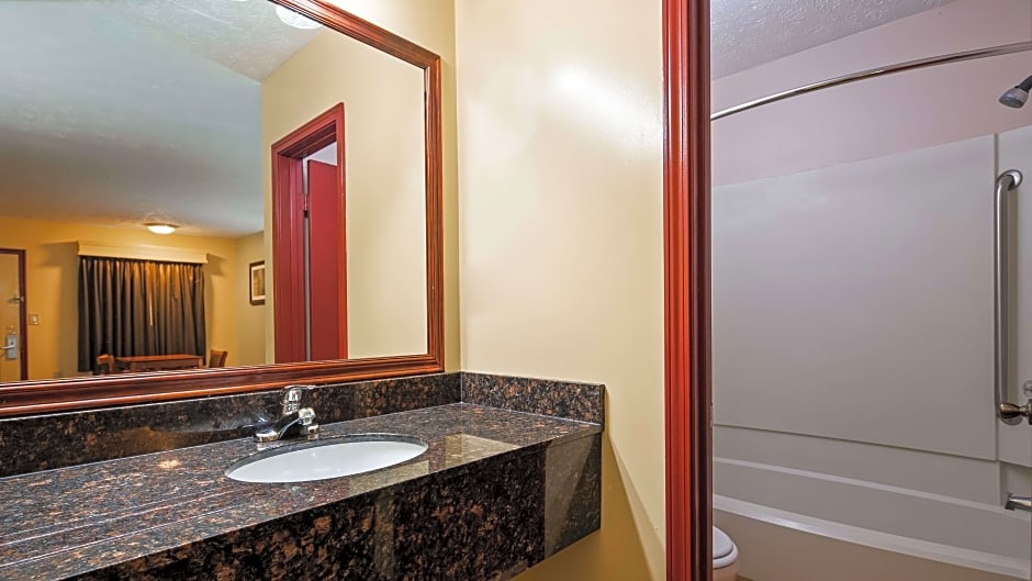 Photo 1 of 9 of 2 Double Beds, Mobility Accessible, Bathtub