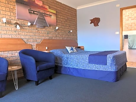 Standard 1 Queen Bed