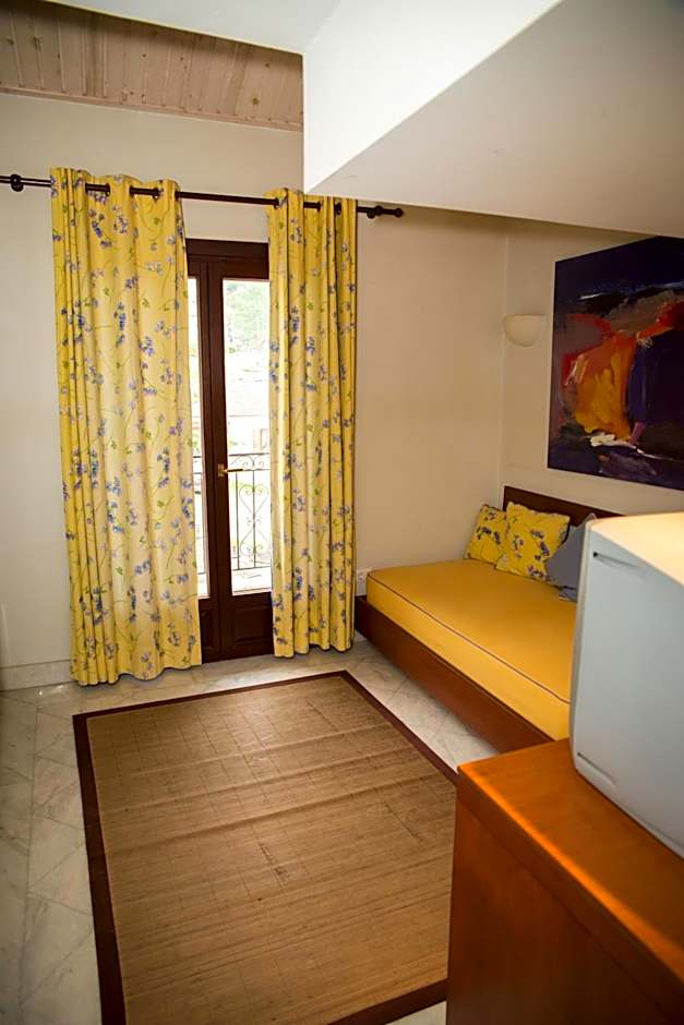 Maritsas Hotel & Suites