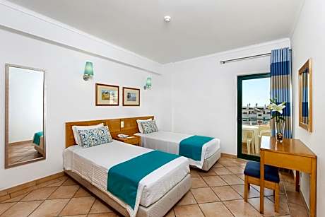 Classic One-Bedroom Apartment 4 Adults - Pool Side