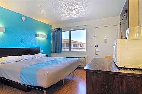 Deluxe King Room - Non-Smoking