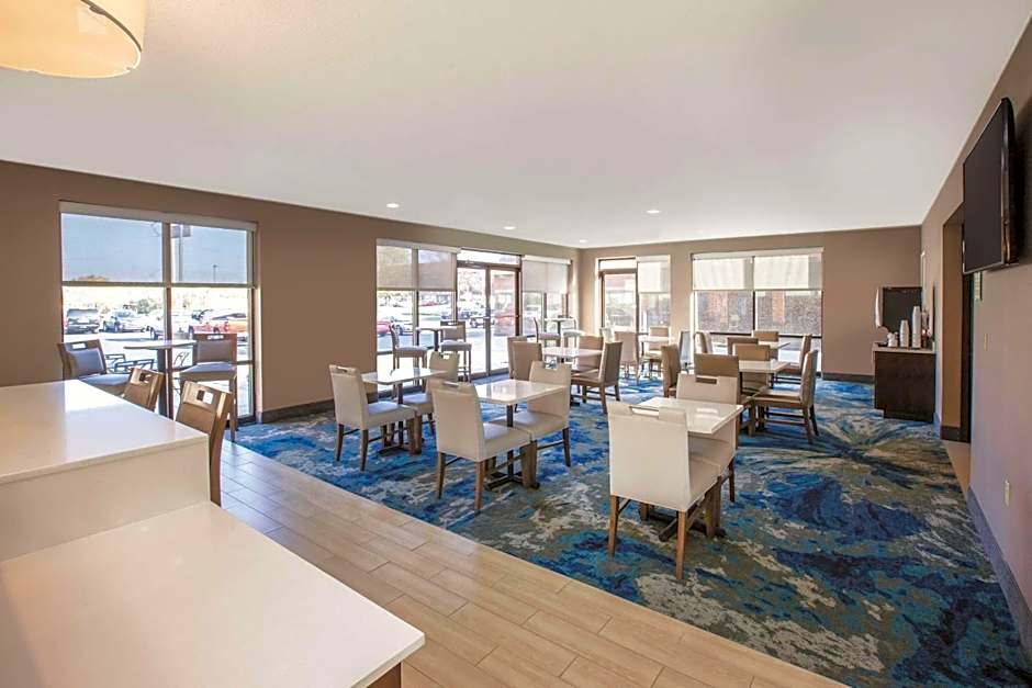 La Quinta Inn & Suites by Wyndham Philadelphia Airport