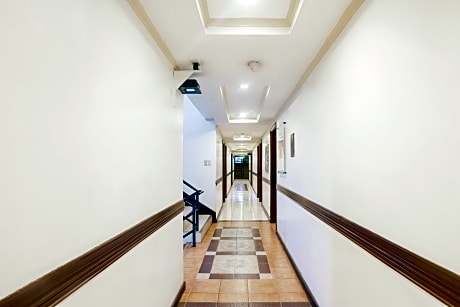 OYO 406 Royal Parc Inn & Suites