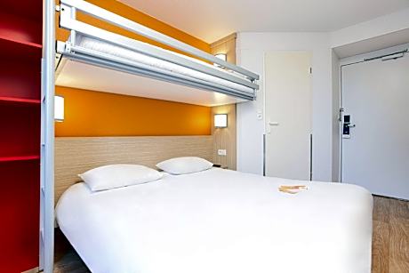 Triple Room (1 Double Bed + 1 Single Bed)