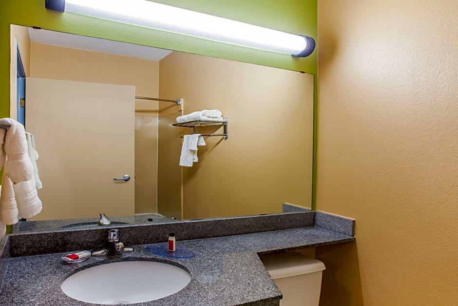Days Inn & Suites by Wyndham Corpus Christi Central
