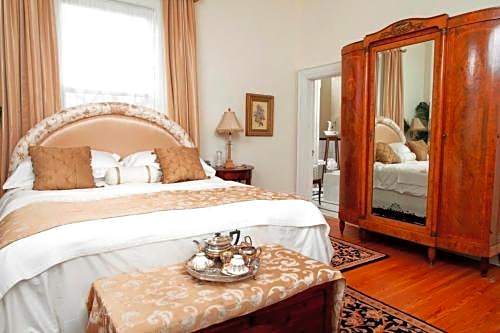 Photo 1 of 5 of Premium King Room