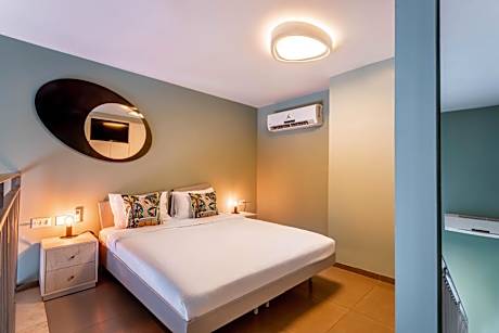 Family Gallery Apartment with Balcony