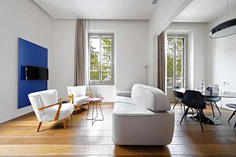 Large 1 Bedroom Apartment with Shared Terrace and Sofa Bed