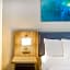 La Quinta Inn & Suites by Wyndham Galveston North at I-45