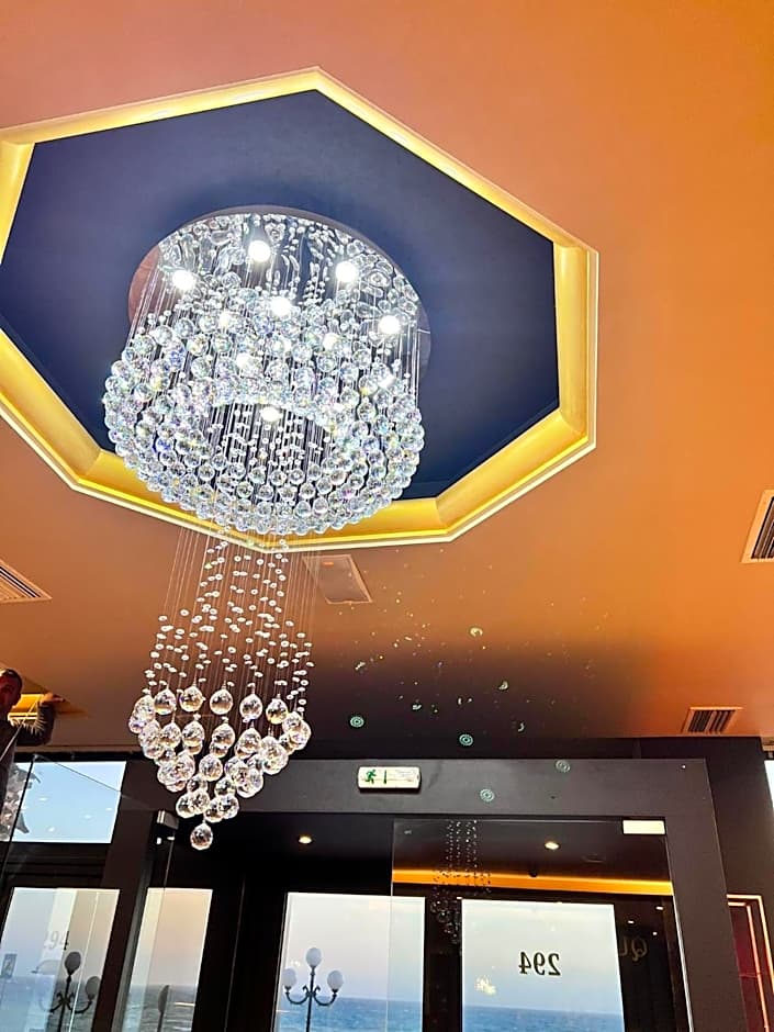 Queens Leriotis Hotel