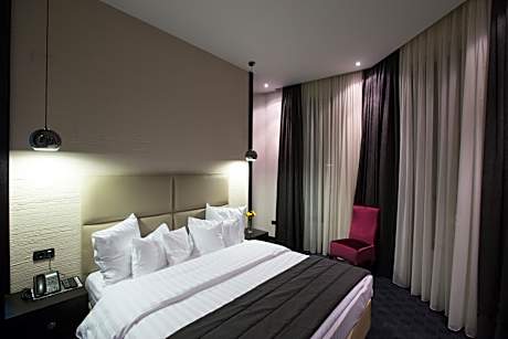 Senior Suite with City View