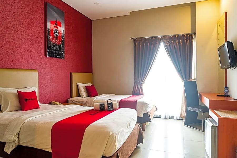 RedDoorz Plus near Blok M Square