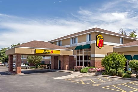 Super 8 by Wyndham Madison South