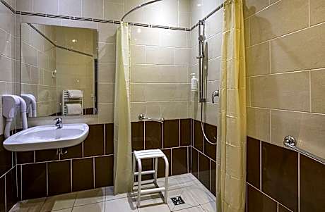 Economy Triple Room (1 Double Bed and 1 Twin Bed)