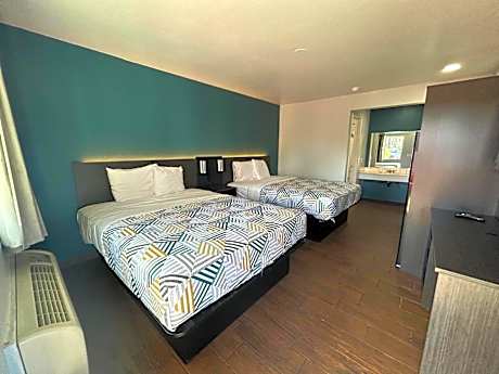 Queen Room with Two Queen Beds - Non-Smoking