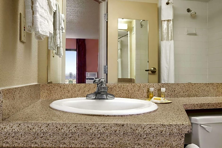 Days Inn & Suites by Wyndham Cedar Rapids