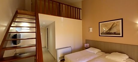 Quadruple Room (4 small beds)