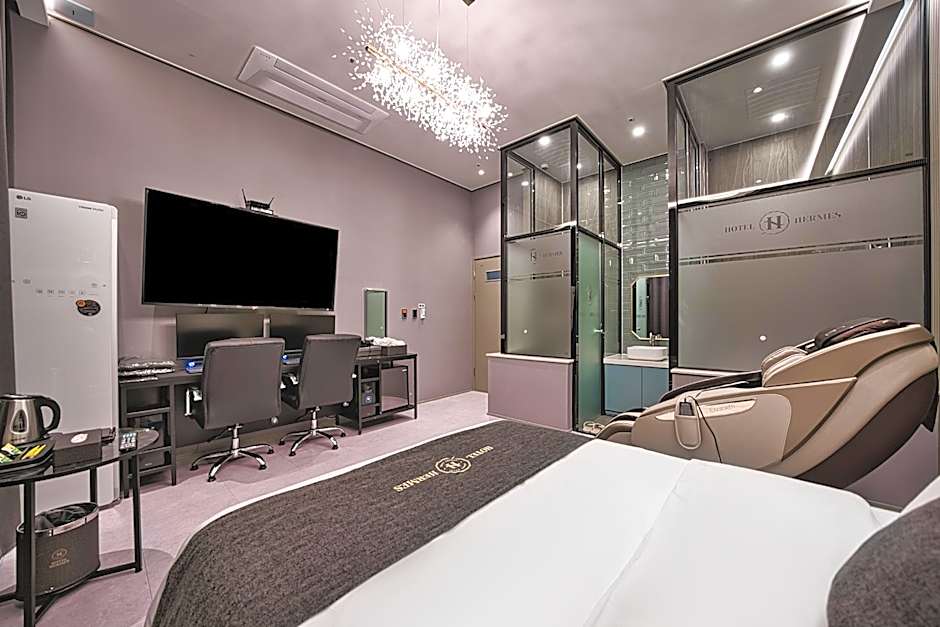 Hotel Hermes at Yongin Everland Station