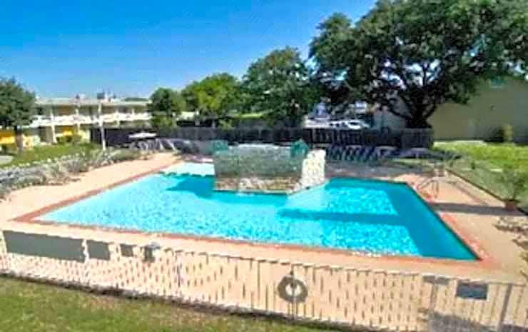 Mid Towne Inn & Suites