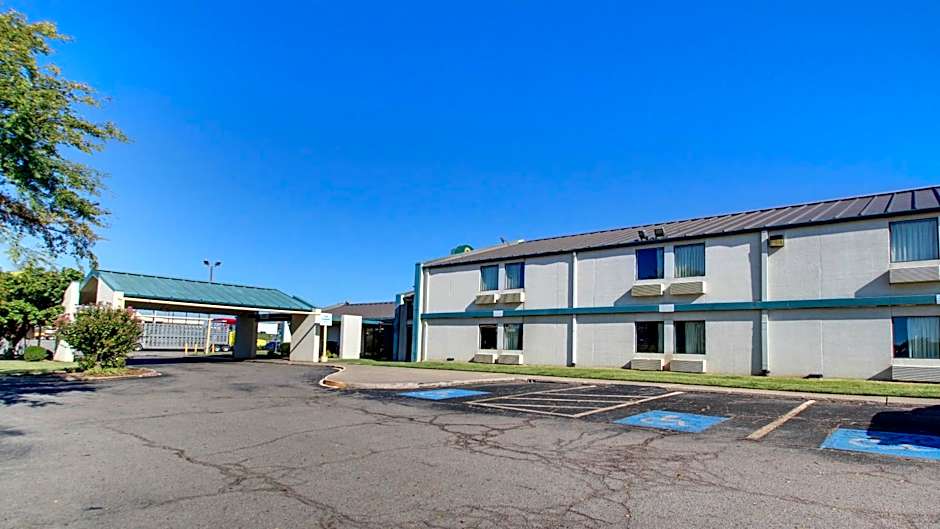 Baymont Inn & Suites Shawnee