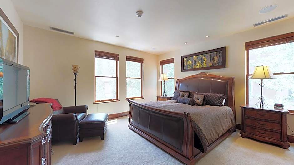 Photo 1 of 4 of Platinum 4 Bedroom