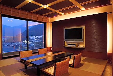 Japanese-Style Luxury Room with Hot Spring Bath and Lake View - Rin -
