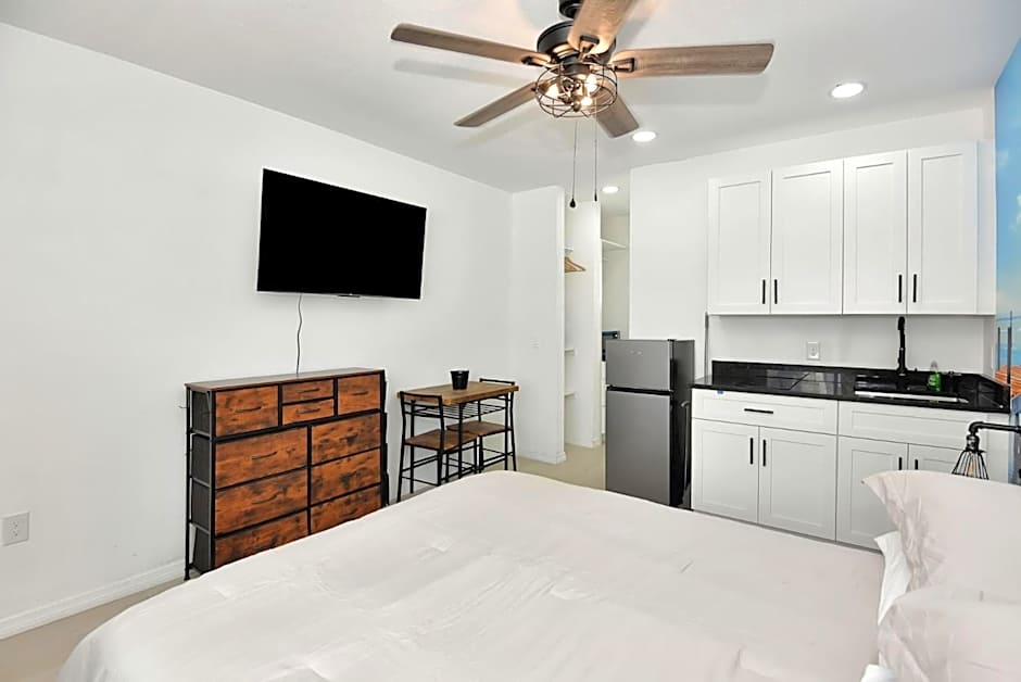 Studio Suite Queen Bed Kitchen Walk In Shower #5