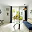 DOWNTOWN Hawaiian Theme Condo with Hot Tub, Pool & Beach - Kona Islander Inn