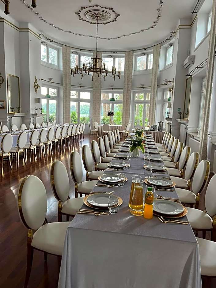 Oficerski Yacht Club