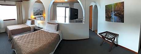Family Room (1 Double bed + 2 single beds)