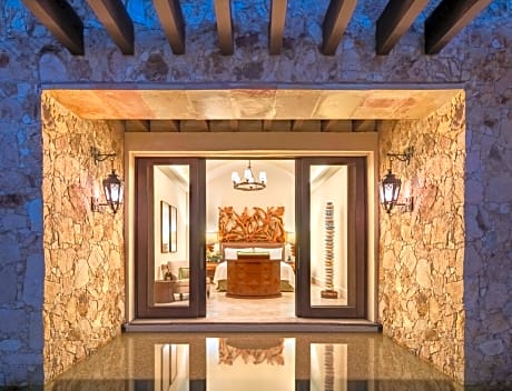 Premium Beachfront Suite Plunge Pool King Bed