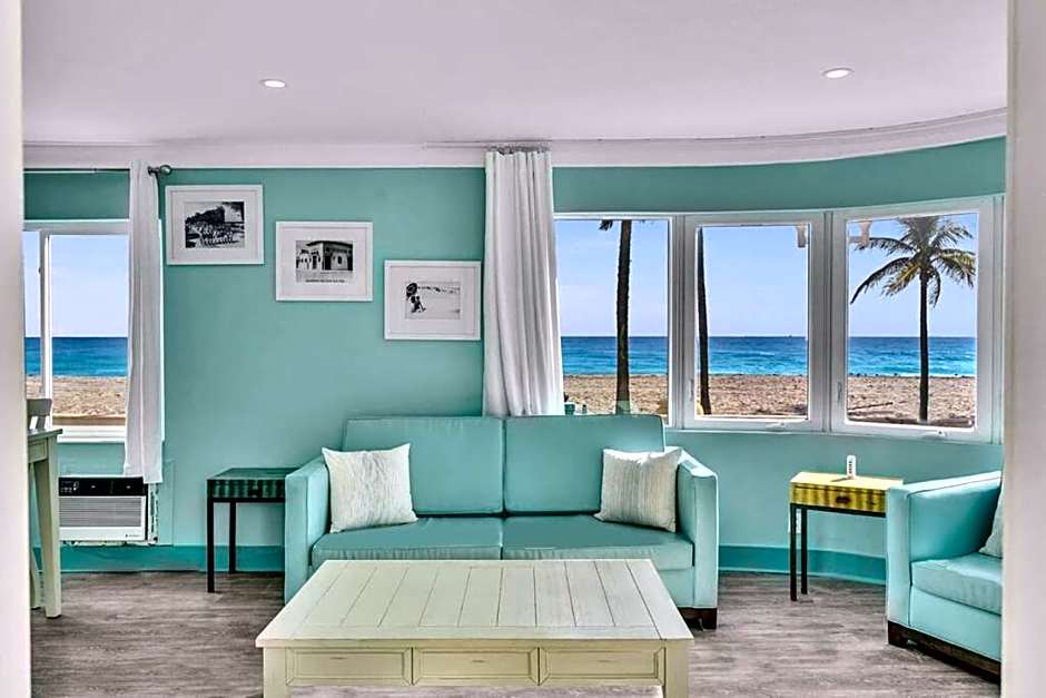 Panoramic beachfront Suite
