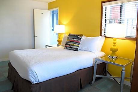 Terrace Oceanview Queen Studio (Stairs Access Only)