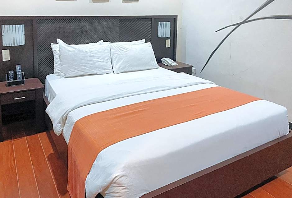 RedDoorz Plus @ Hotel Esse