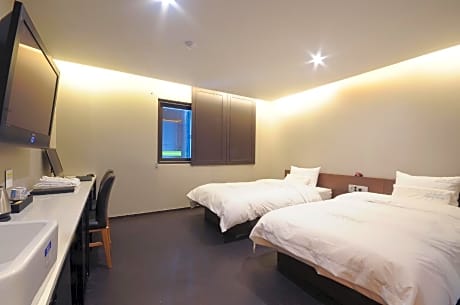 No Parking - Deluxe Twin Room (One Single + One Double)