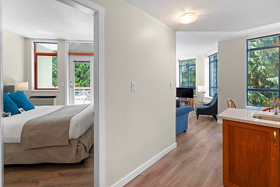 Alpenglow Lodge Bear Wonder One Bedroom by MVA