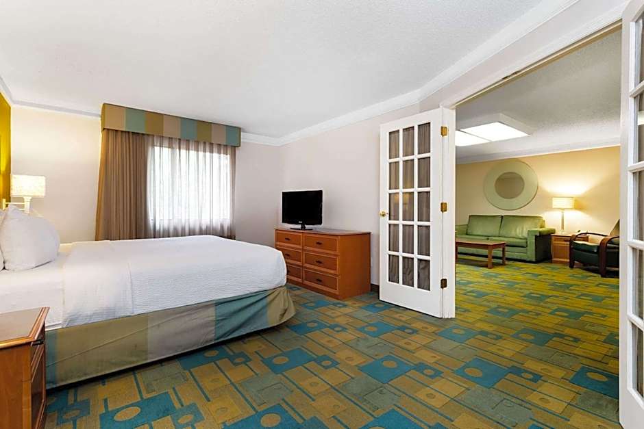 La Quinta Inn & Suites by Wyndham St. Pete-Clearwater Airport